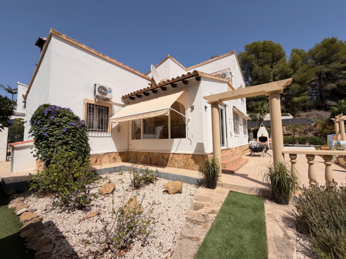 Encantadora villa en una amplia parcela en venta, a solo 20 minutos a pie de La Fustera, Benissa