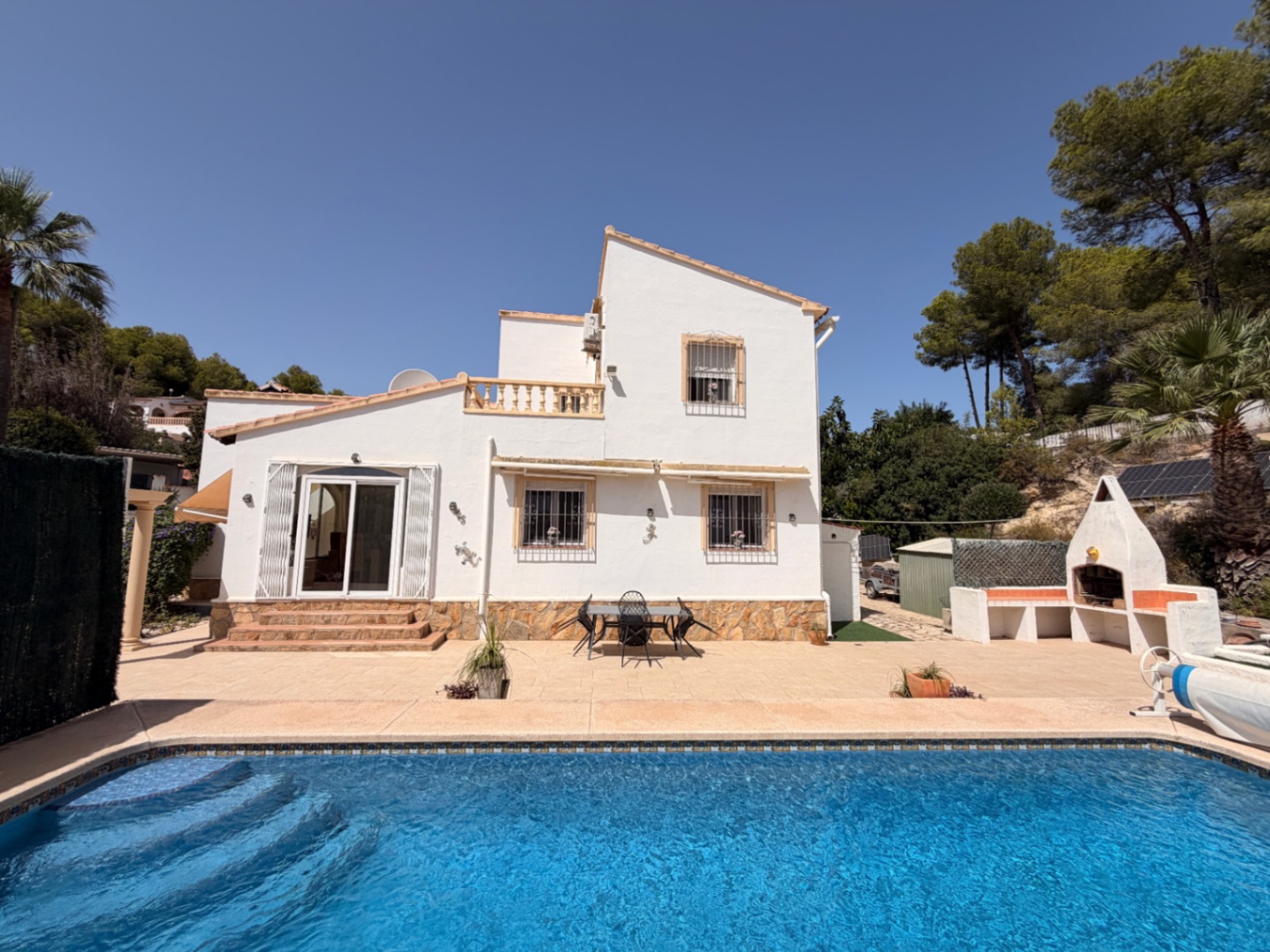 Encantadora villa en una amplia parcela en venta, a solo 20 minutos a pie de La Fustera, Benissa