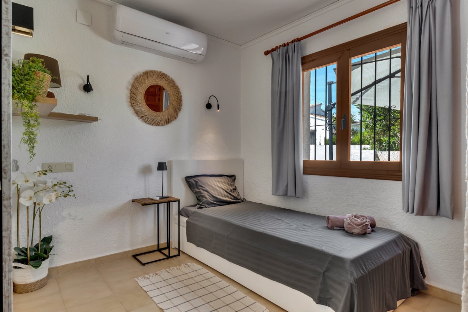 Ready-to-move-in, detached bungalow with 3 bedrooms and private outdoor space in El Pinar, Moraira