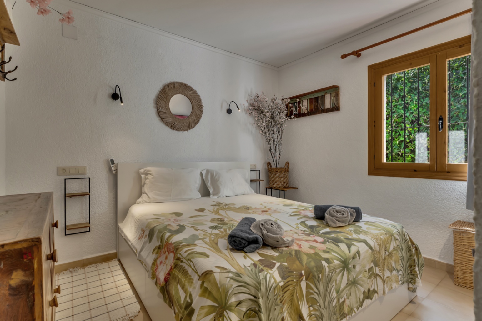 Ready-to-move-in, detached bungalow with 3 bedrooms and private outdoor space in El Pinar, Moraira