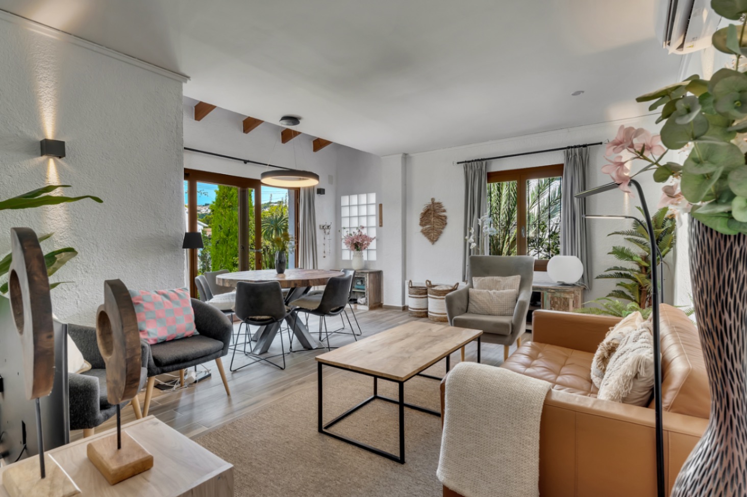 Ready-to-move-in, detached bungalow with 3 bedrooms and private outdoor space in El Pinar, Moraira