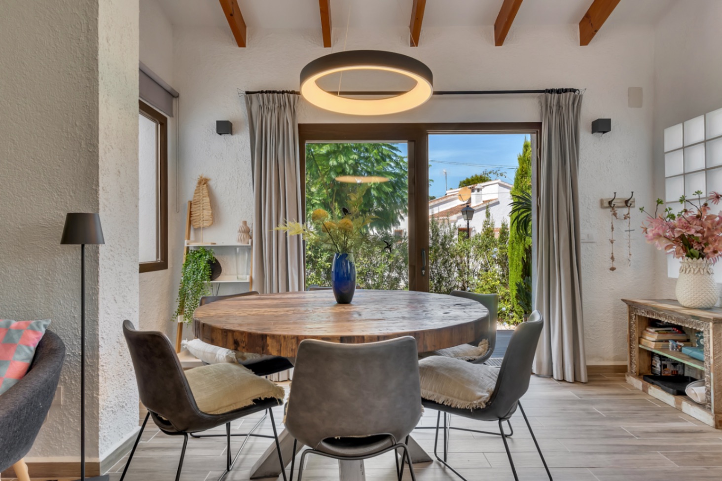 Ready-to-move-in, detached bungalow with 3 bedrooms and private outdoor space in El Pinar, Moraira