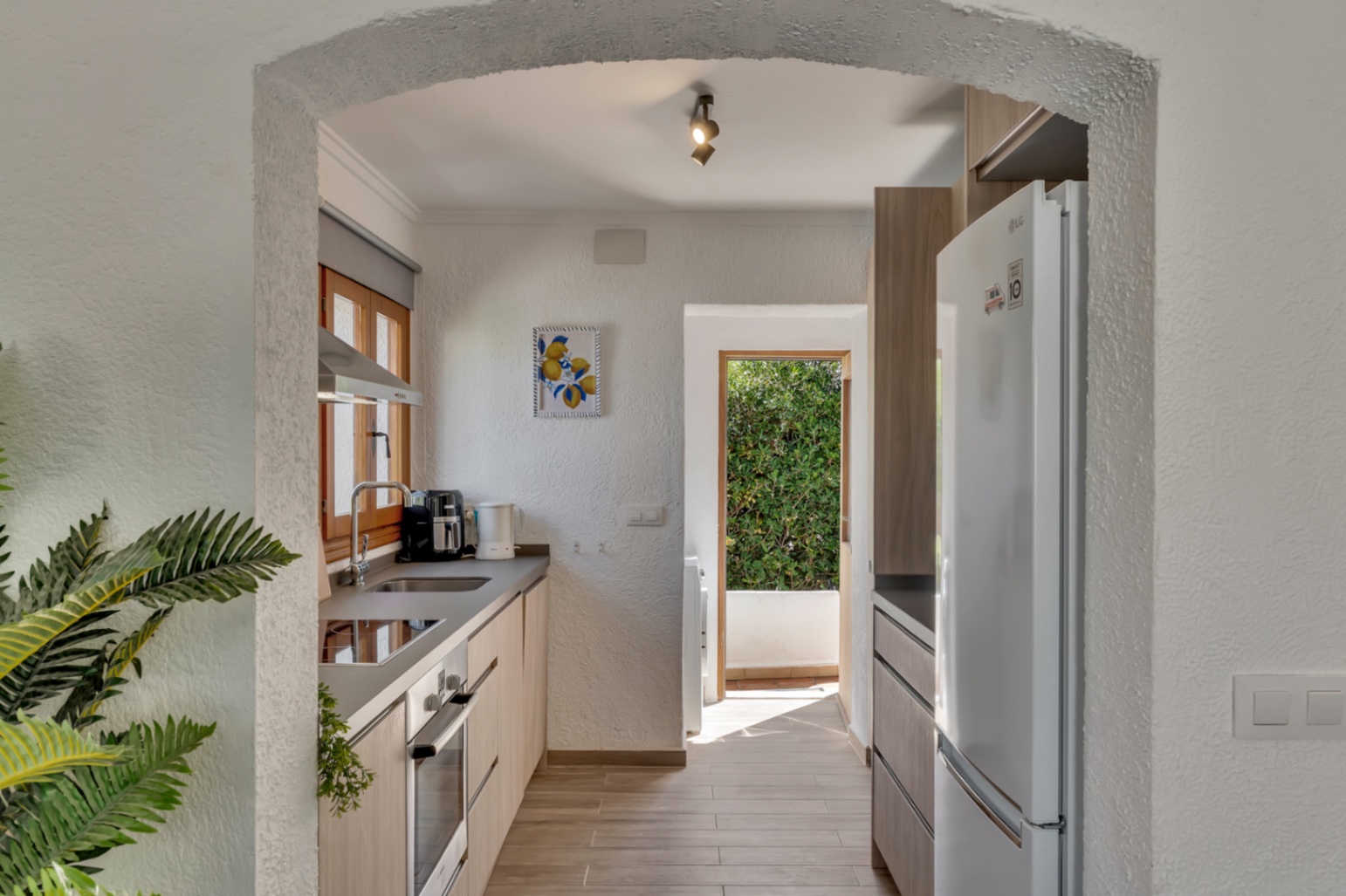 Ready-to-move-in, detached bungalow with 3 bedrooms and private outdoor space in El Pinar, Moraira