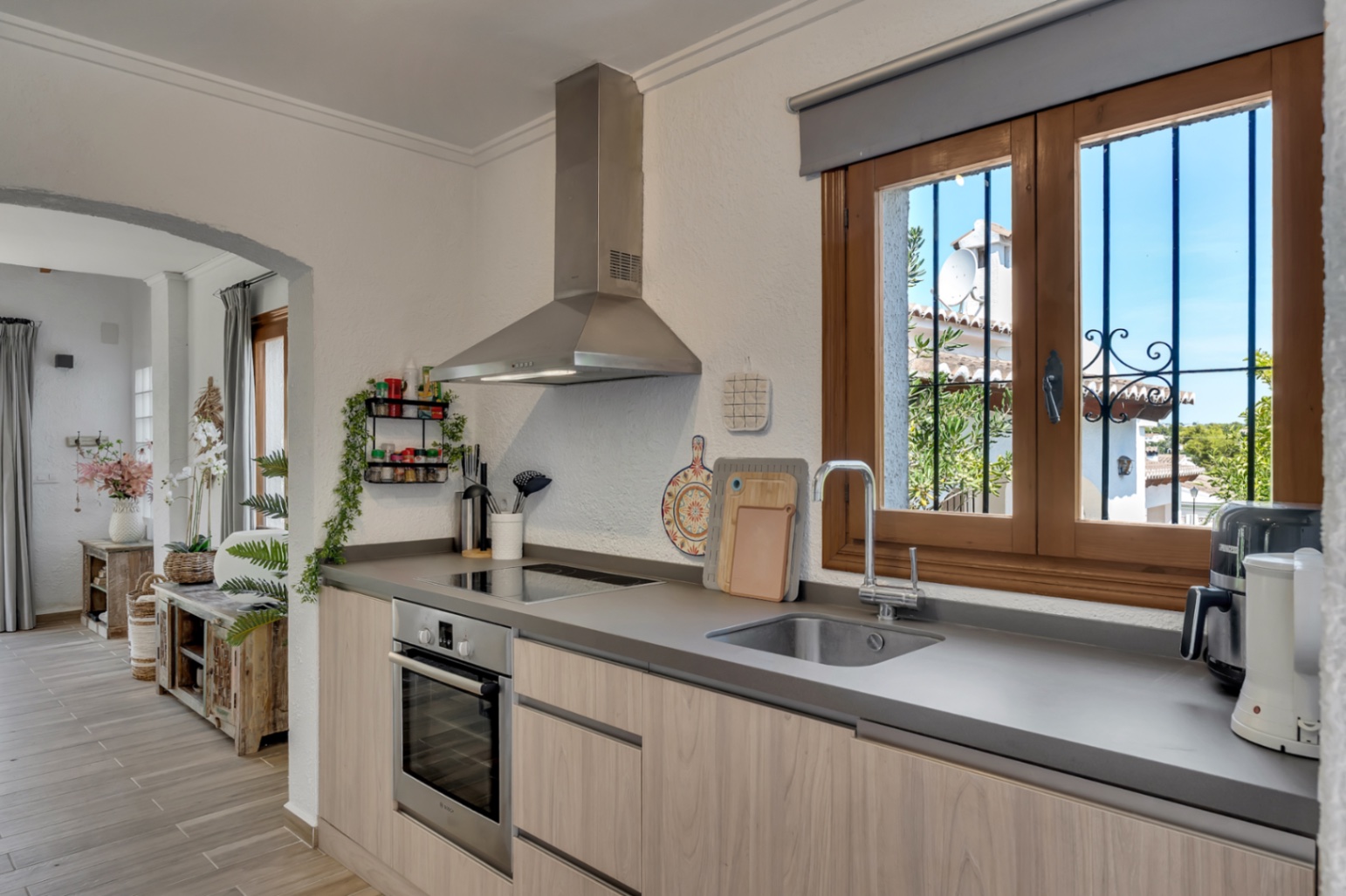 Ready-to-move-in, detached bungalow with 3 bedrooms and private outdoor space in El Pinar, Moraira