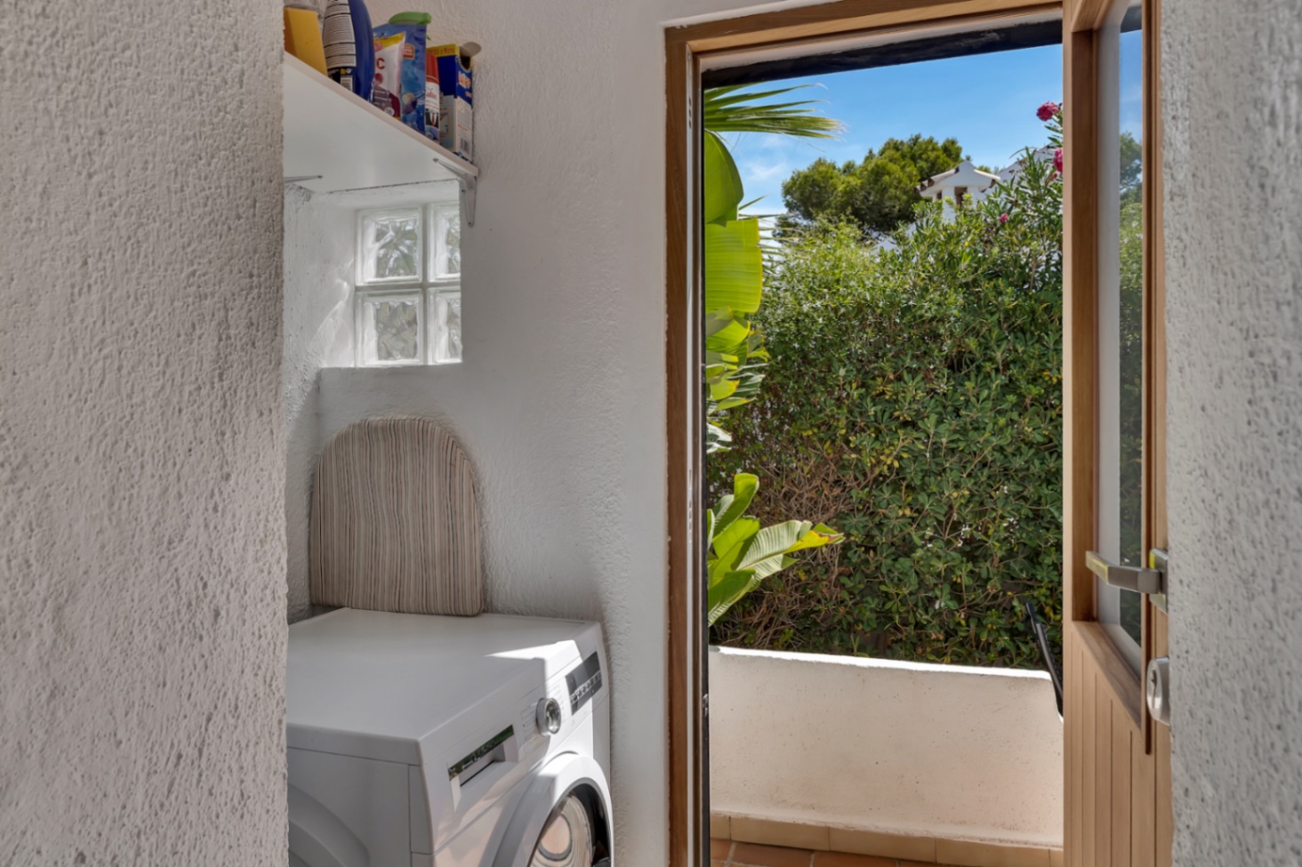 Ready-to-move-in, detached bungalow with 3 bedrooms and private outdoor space in El Pinar, Moraira