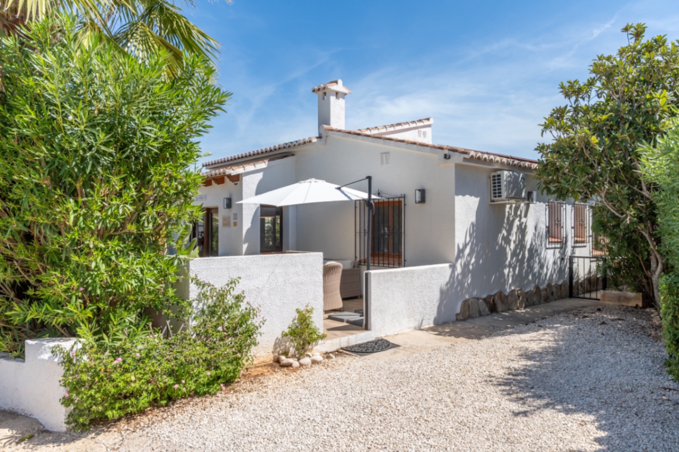 Ready-to-move-in, detached bungalow with 3 bedrooms and private outdoor space in El Pinar, Moraira