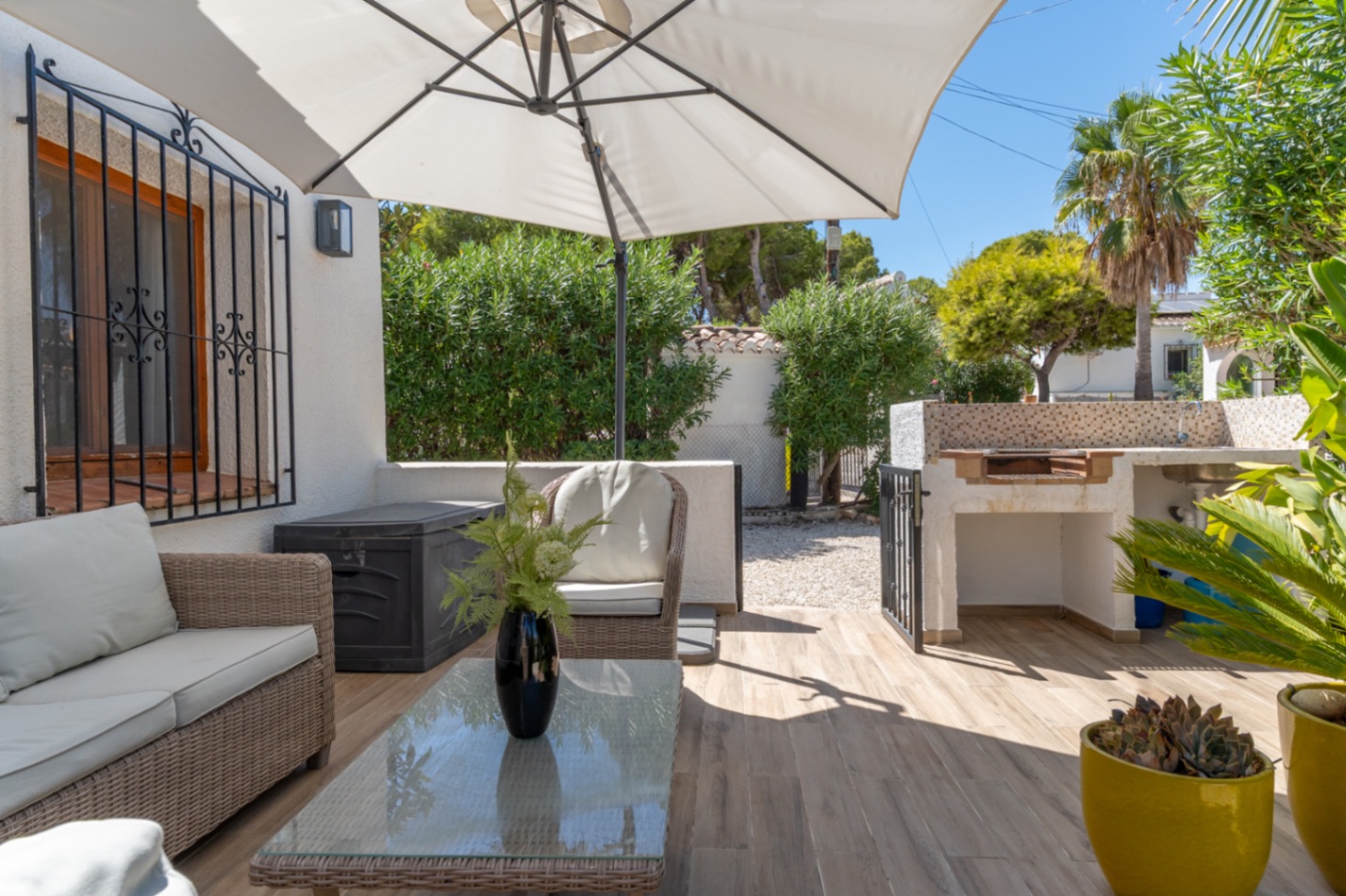 Ready-to-move-in, detached bungalow with 3 bedrooms and private outdoor space in El Pinar, Moraira