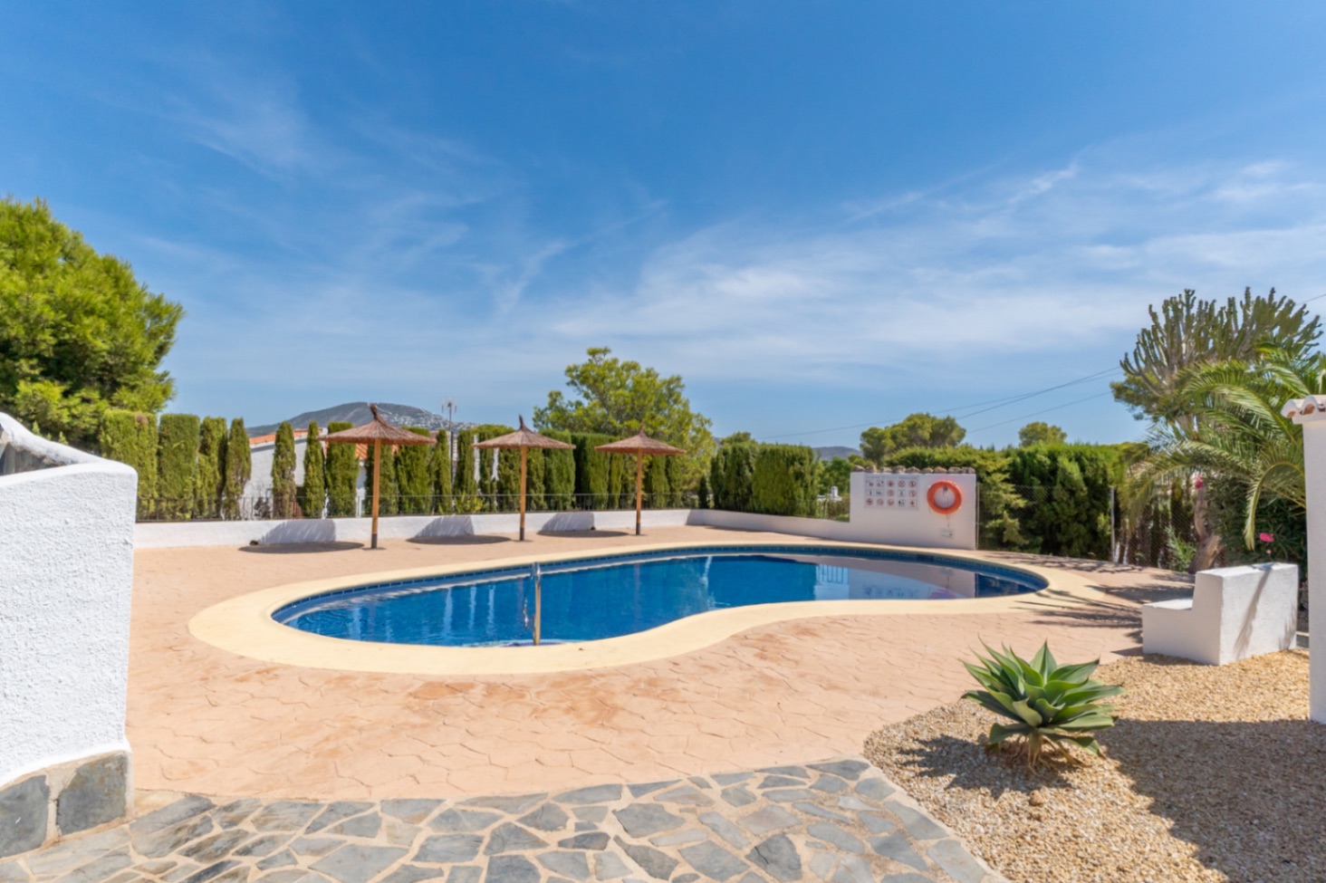 Ready-to-move-in, detached bungalow with 3 bedrooms and private outdoor space in El Pinar, Moraira