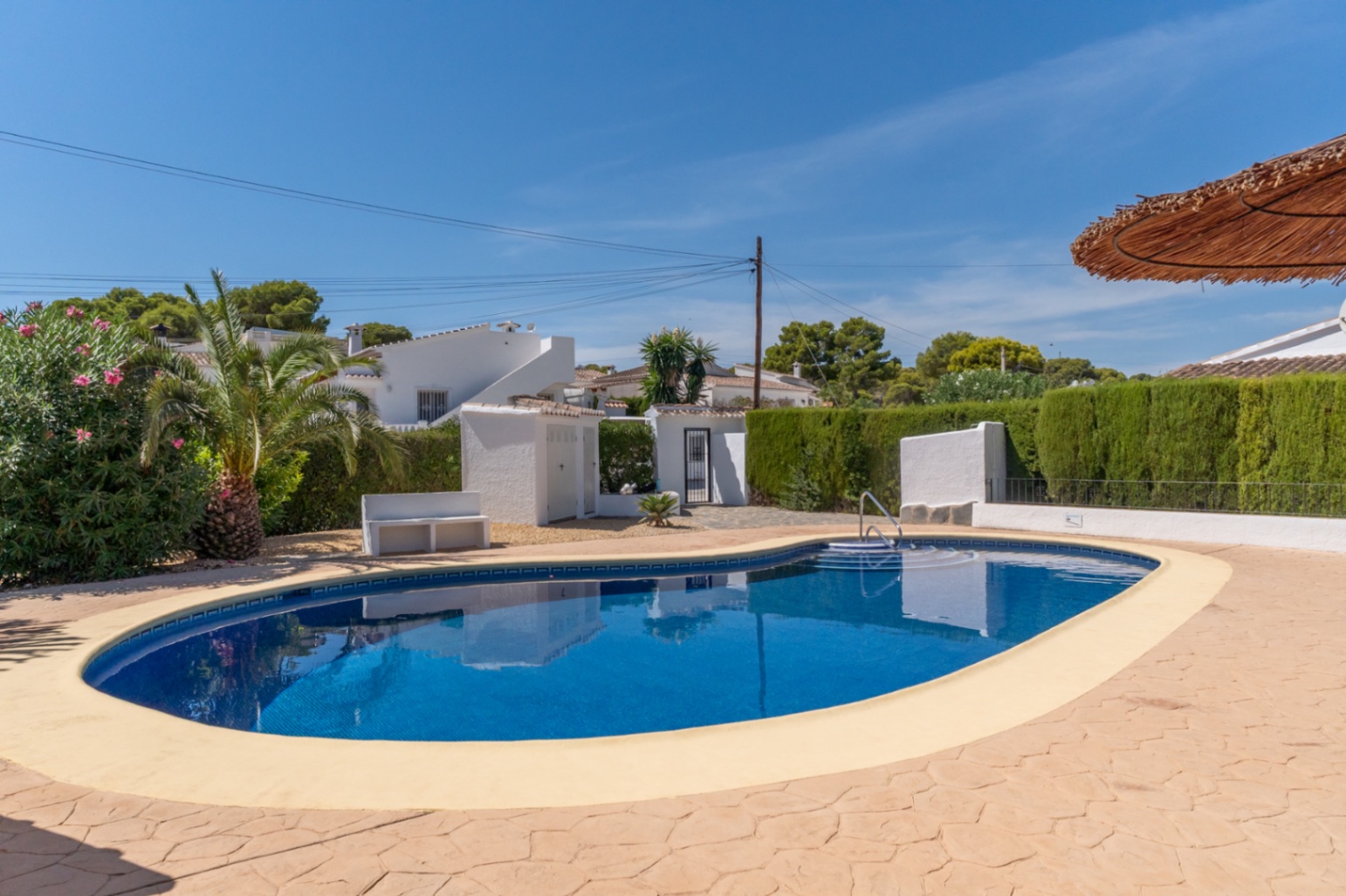 Ready-to-move-in, detached bungalow with 3 bedrooms and private outdoor space in El Pinar, Moraira
