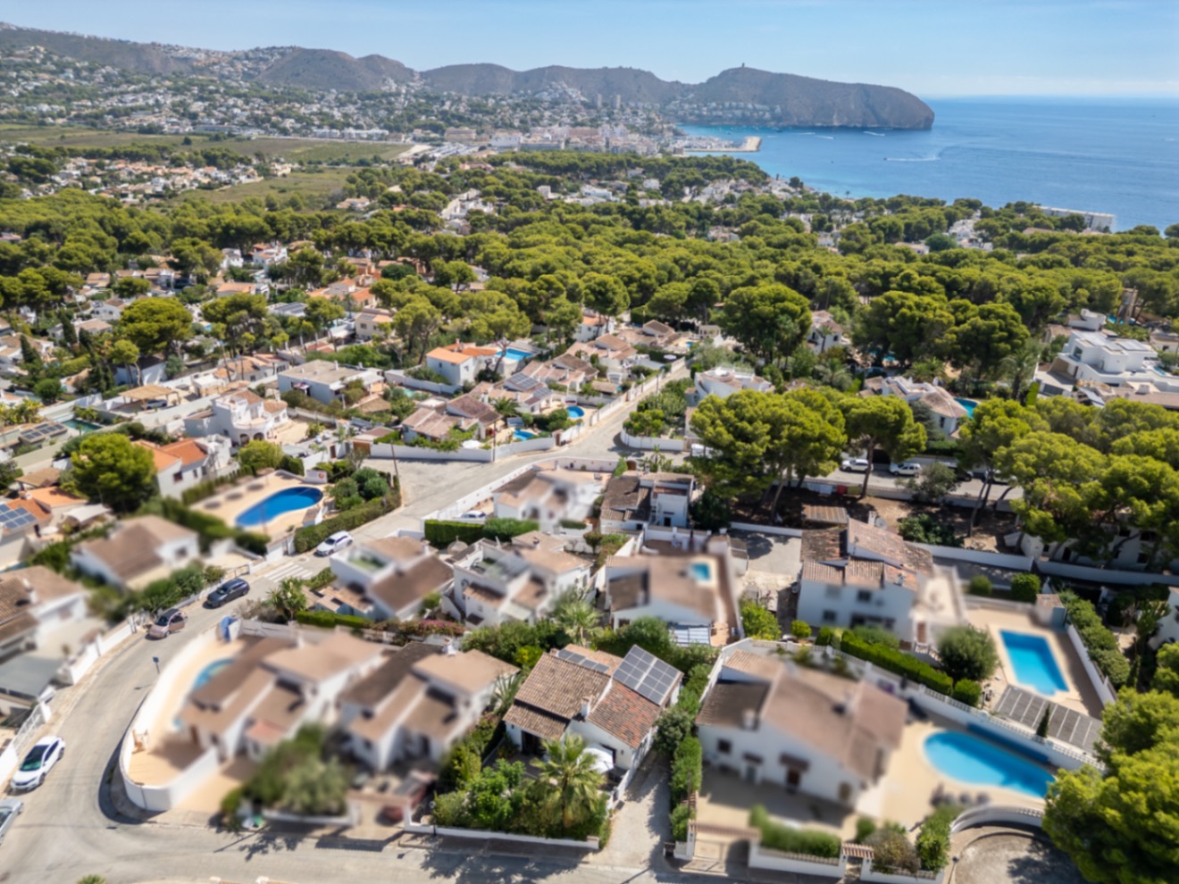 Ready-to-move-in, detached bungalow with 3 bedrooms and private outdoor space in El Pinar, Moraira