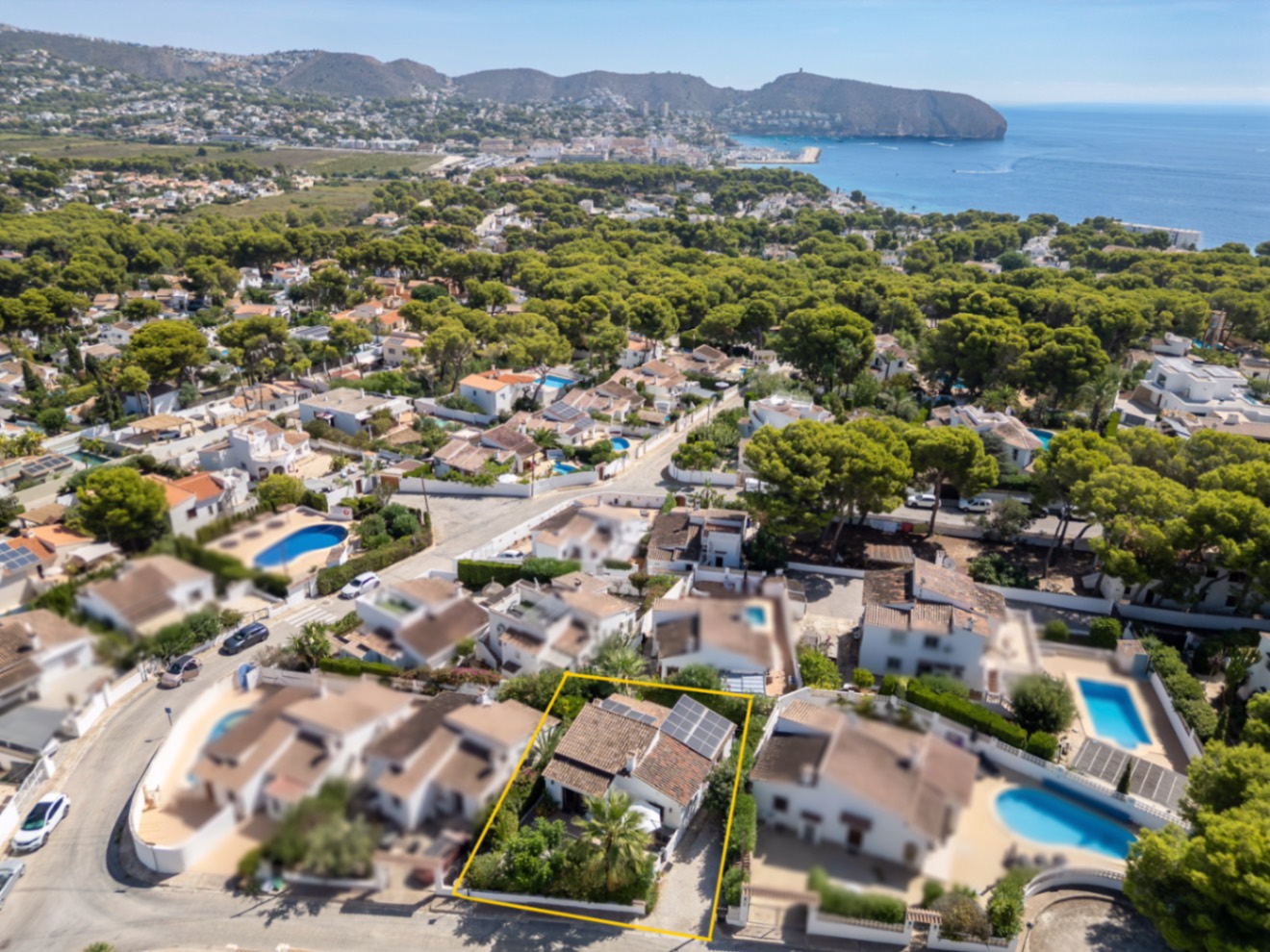 Ready-to-move-in, detached bungalow with 3 bedrooms and private outdoor space in El Pinar, Moraira